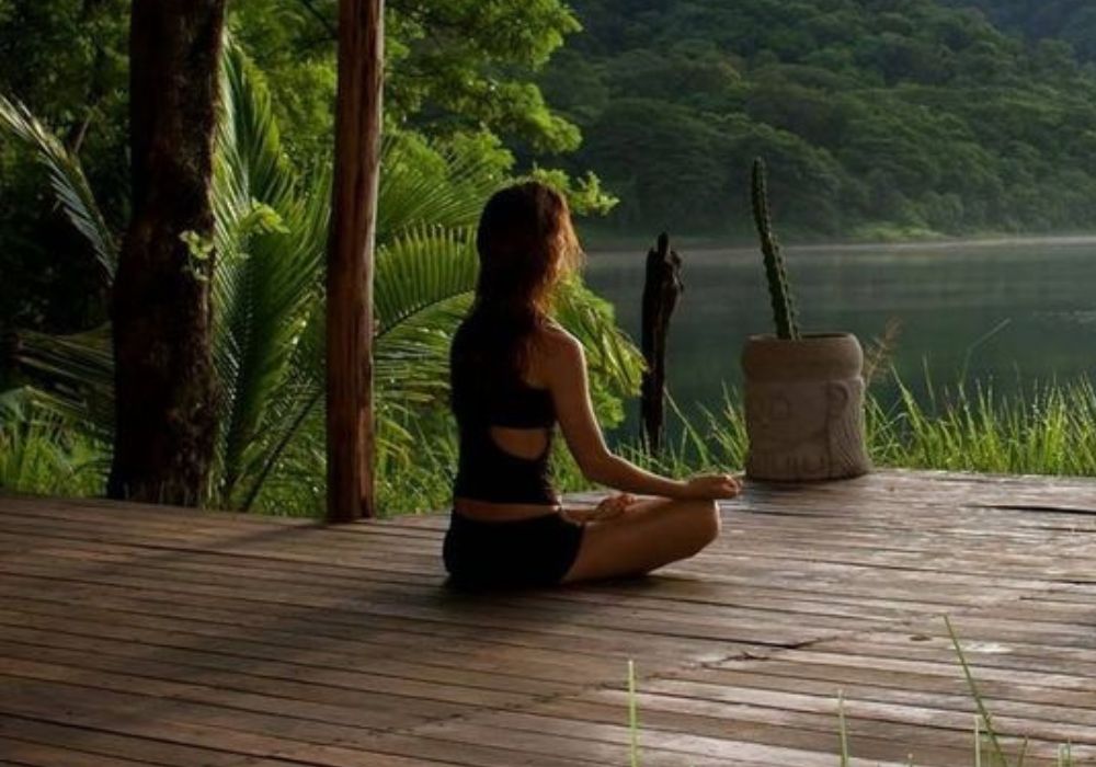 Mulher olhando a natureza e praticando meditação